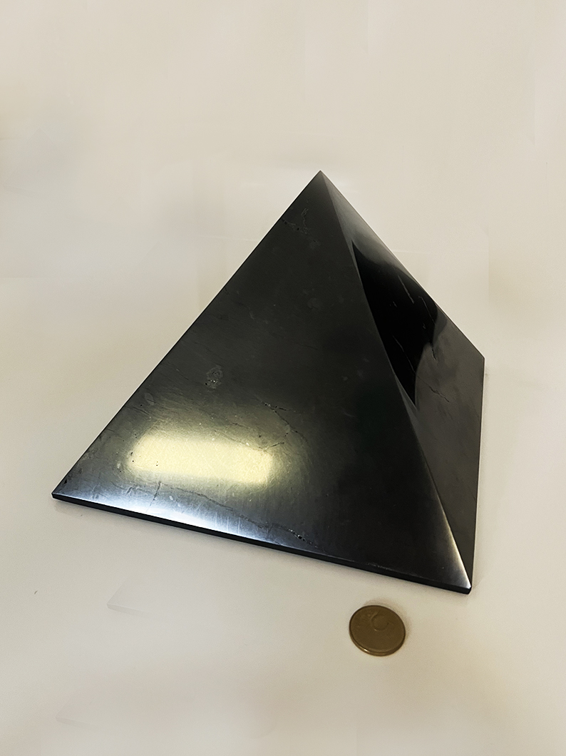 Sungit piramis 18 cm 