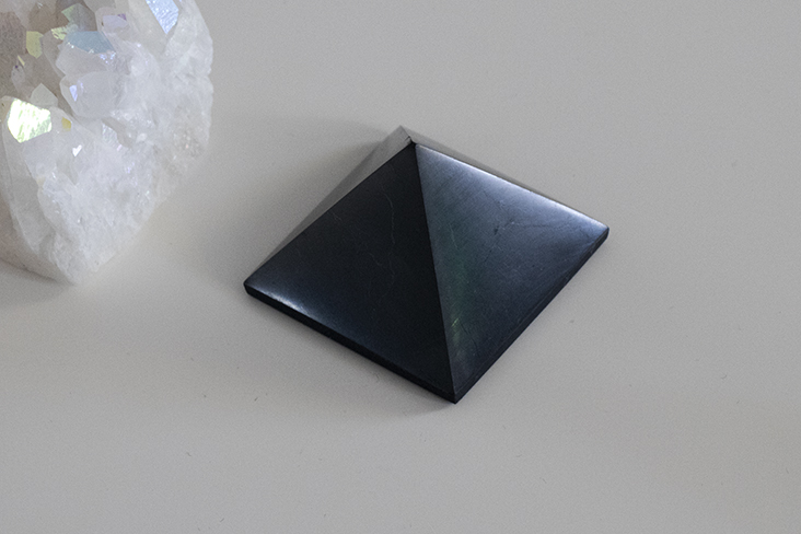 Sungit piramis - 4 cm - 3.000 Ft - S U N G I T különlegességek