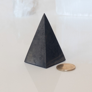 Sungit piramis - 3*6 cm - S U N G I T termékek - Lélekhangoló ásvány ékszerek