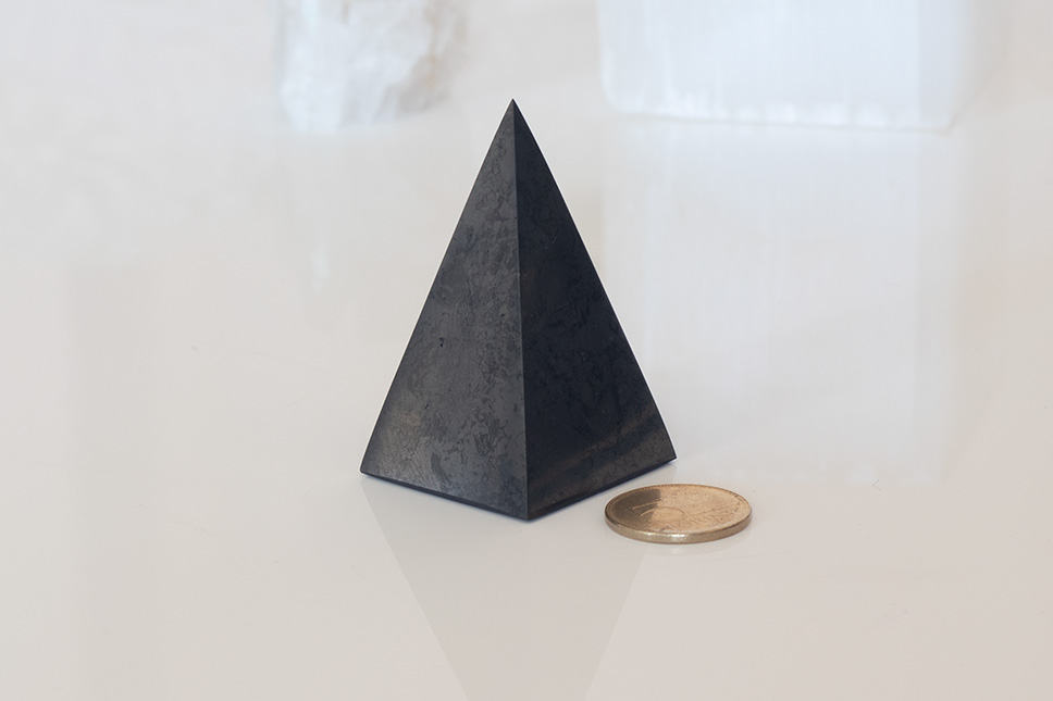 Sungit piramis - 3*6 cm - S U N G I T termékek - Lélekhangoló ásvány ékszerek